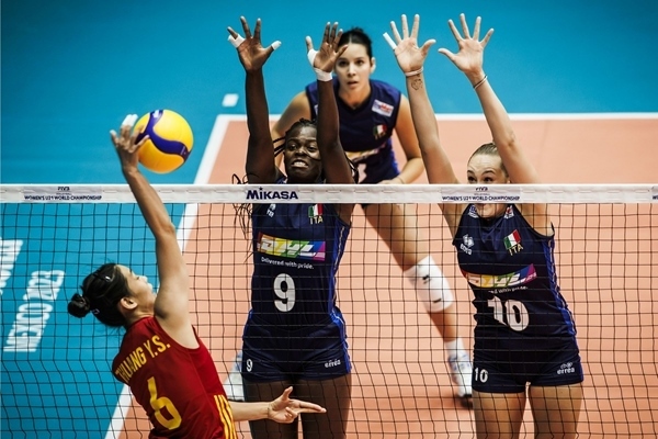 中國隊球員莊宇珊(左)在比賽中。圖片來源：國際排聯(lián)