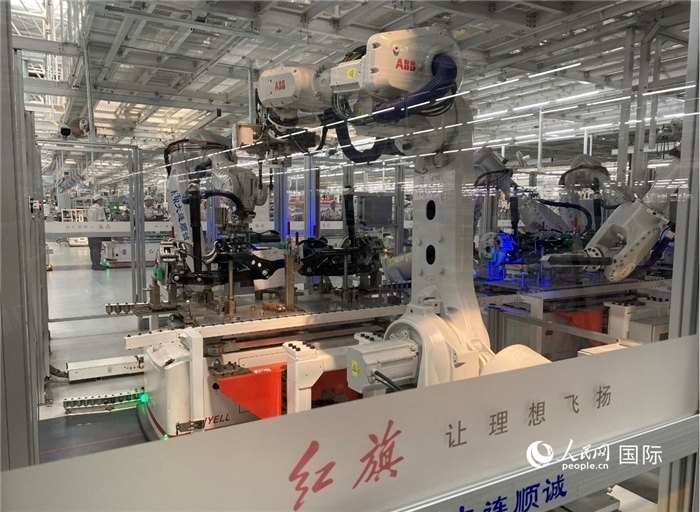 一汽—紅旗繁榮工廠內(nèi)的智能機(jī)器人。人民網(wǎng) 宋歌攝