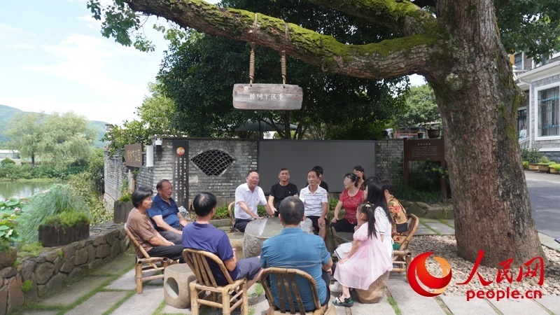 余杭區(qū)徑山鎮(zhèn)小古城村村民在“樟樹(shù)下議事”。人民網(wǎng)肖聰聰攝