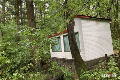 （被保護(hù)在房子內(nèi)的泉眼連接著管道 央視網(wǎng)記者 王靜遠(yuǎn) 攝）