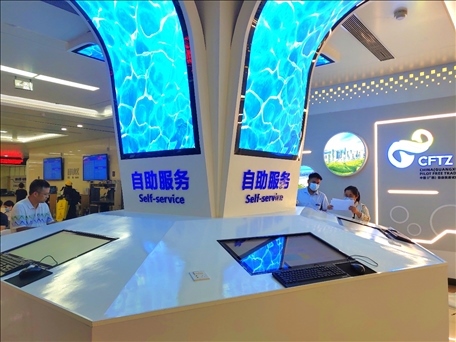 市民在中國（廣西）自由貿(mào)易區(qū)南寧片區(qū)綜合服務(wù)大廳辦理業(yè)務(wù)。人民網(wǎng) 付華周攝