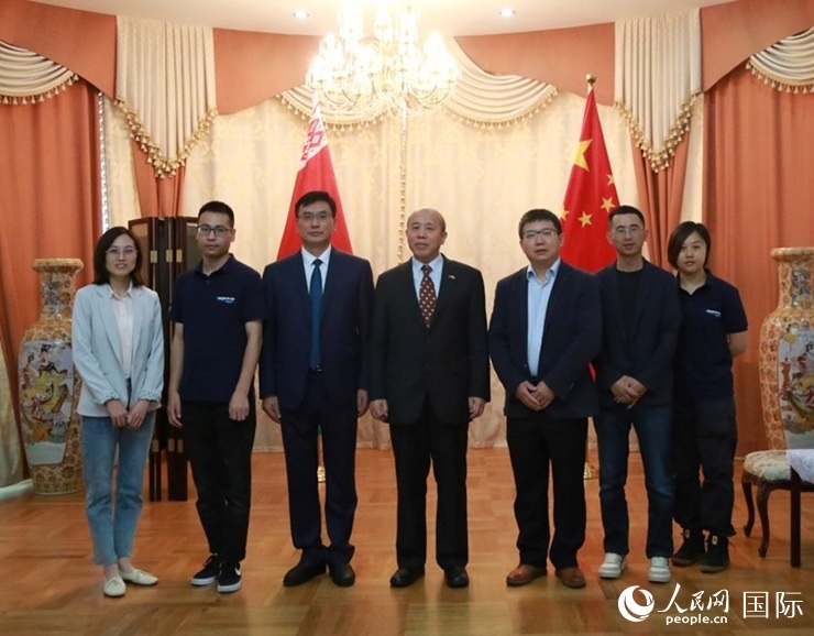 謝小用大使與人民網(wǎng)記者合影。