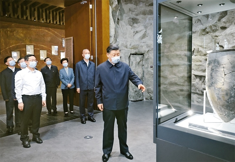 2023年6月2日，中共中央總書記、國家主席、中央軍委主席習近平在北京出席文化傳承發(fā)展座談會并發(fā)表重要講話。這是座談會前，習近平2日下午在中國歷史研究院考察。 新華社記者 鞠鵬/攝