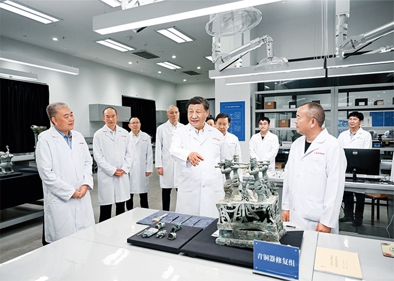 2023年7月25日至27日，中共中央總書記、國家主席、中央軍委主席習近平在四川考察。這是26日下午，習近平在位于德陽市廣漢市的三星堆博物館文物保護與修復館，同現(xiàn)場工作人員親切交流。 新華社記者 謝環(huán)馳/攝