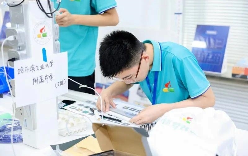 △今年7月，“逐夢蒼穹”科技主題教育活動在北京市八一學(xué)校舉辦。來自全國各地的百余名師生，在動手實(shí)踐中學(xué)習(xí)航天知識、提高創(chuàng)新能力。