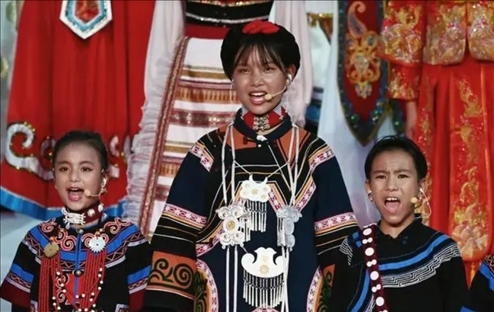 △今年7月，在成都大運(yùn)會開幕式上，從大山深處走來的孩子們，自信地站在舞臺中央，以歌聲表達(dá)對未來的憧憬。