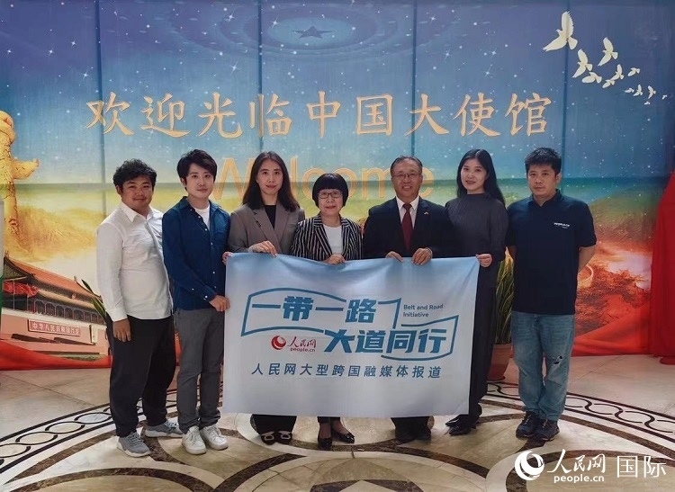 崔建春大使（右三）與人民網(wǎng)記者合影。