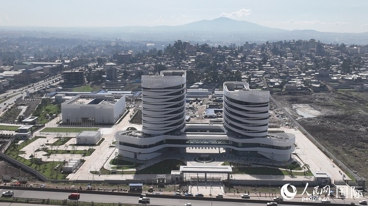 非洲疾病預(yù)防控制中心總部（一期）航拍。人民網(wǎng)記者 劉寧攝