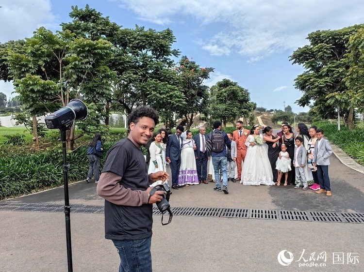 一對新人和親友在亞的斯亞貝巴友誼廣場合影。人民網(wǎng)記者 陳星星攝