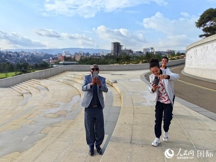 亞的斯亞貝巴友誼廣場的游客與人民網(wǎng)記者互動。人民網(wǎng)記者 陳星星攝