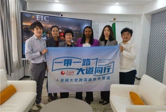 埃塞俄比亞投資委主任萊利斯（右三）、萬巧云（左二）與人民網(wǎng)記者合影。