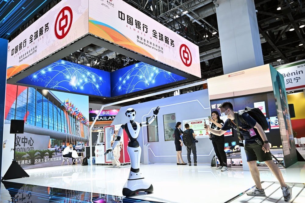 9月1日，媒體記者在國(guó)家會(huì)議中心中國(guó)銀行展臺(tái)拍攝一款迎賓接待機(jī)器人。新華社記者 李鑫 攝