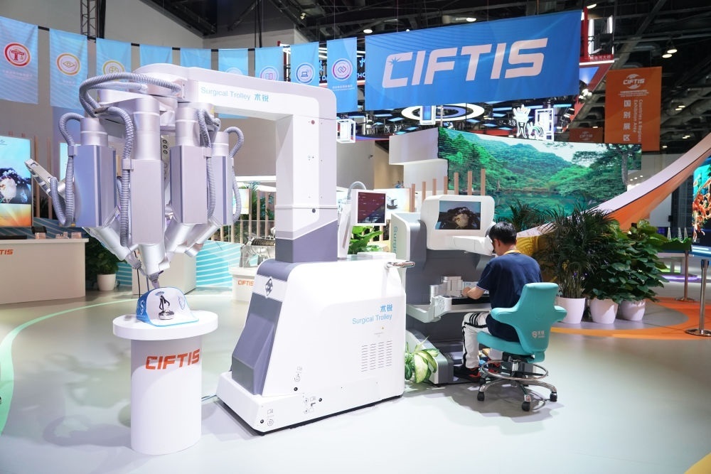 這是9月1日在國(guó)家會(huì)議中心拍攝的一款單孔腔鏡手術(shù)機(jī)器人。新華社記者 任超 攝
