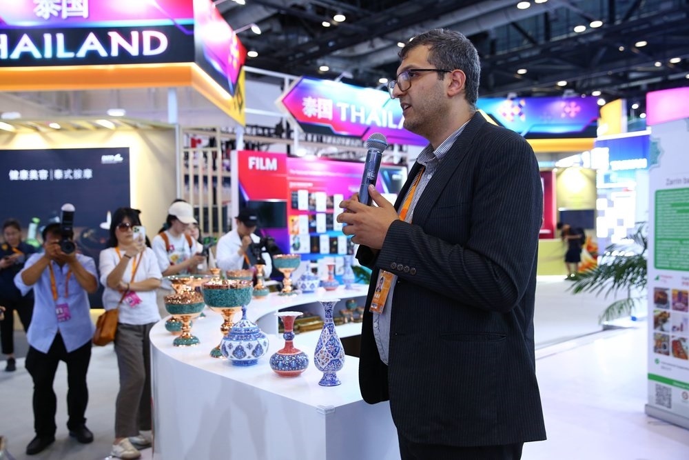 9月1日，參展商在國(guó)家會(huì)議中心向媒體記者介紹展臺(tái)信息。新華社記者 孫瑋彤 攝