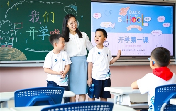 8月30日，雄安史家胡同小學學生體驗學校生活。