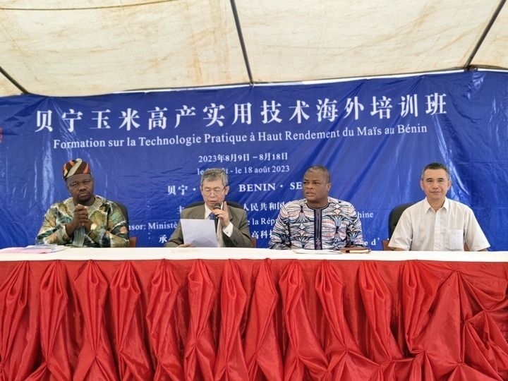 8月9日，2023年貝寧“玉米高產(chǎn)實用技術(shù)培訓班”開班儀式在位于塞梅波吉市的中國援貝寧農(nóng)業(yè)技術(shù)示范中心舉行。