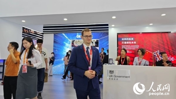 9月2日，英國館館長、英國商業(yè)貿(mào)易部市場推廣主管康鵬接受人民網(wǎng)記者采訪。人民網(wǎng)記者 趙雯博攝