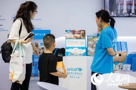 9月2日，觀眾駐足聯(lián)合國兒童基金會展館。圖片由聯(lián)合國兒童基金會提供