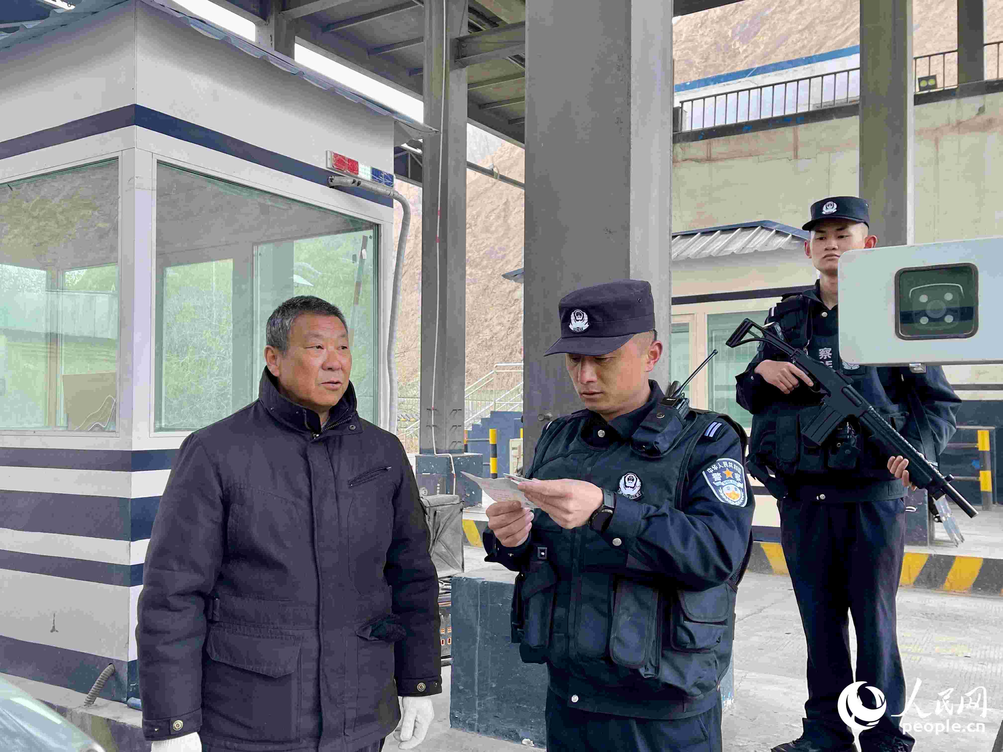 2023年5月10日，在庫地邊境檢查站，陳暢核對進出邊境管理區(qū)人員信息。人民網(wǎng) 周靜圓攝