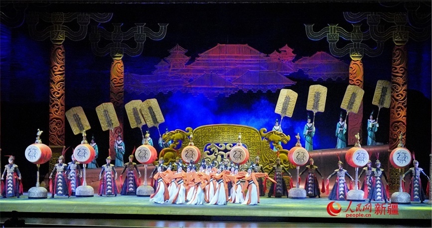 第六屆中國新疆國際民族舞蹈節(jié)開幕式上演出的歷史題材舞劇《張騫》。 人民網(wǎng) 李欣洋攝
