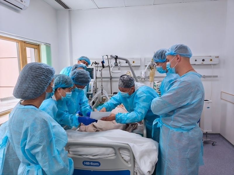 中哈專家團隊完成哈國首例離體肝切和自體肝移植術(shù)。 新疆醫(yī)科大學(xué)第一附屬醫(yī)院供圖