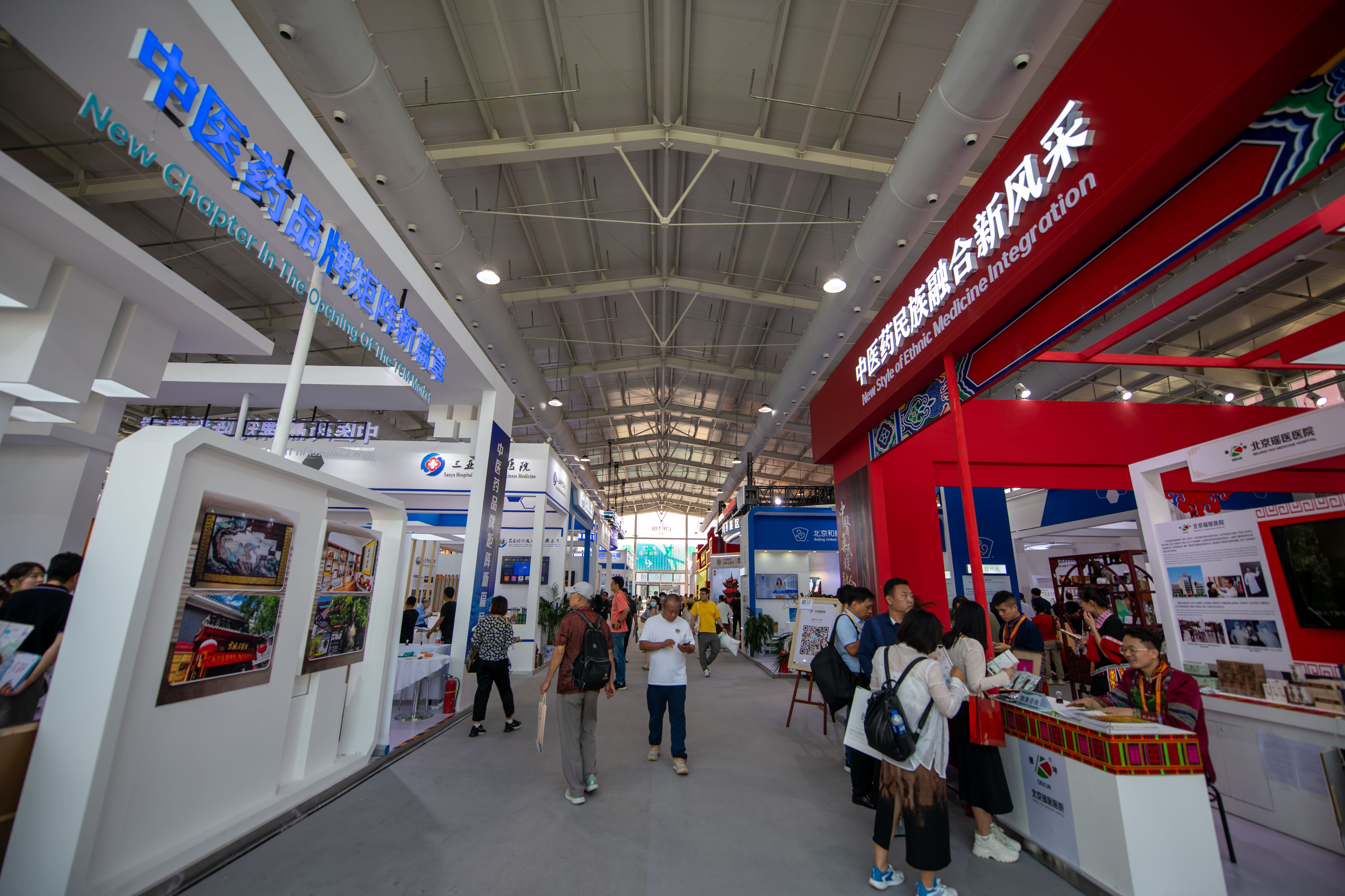 在位于首鋼園的健康衛(wèi)生服務(wù)展區(qū)，觀眾正在參觀。人民網(wǎng)記者 翁奇羽攝