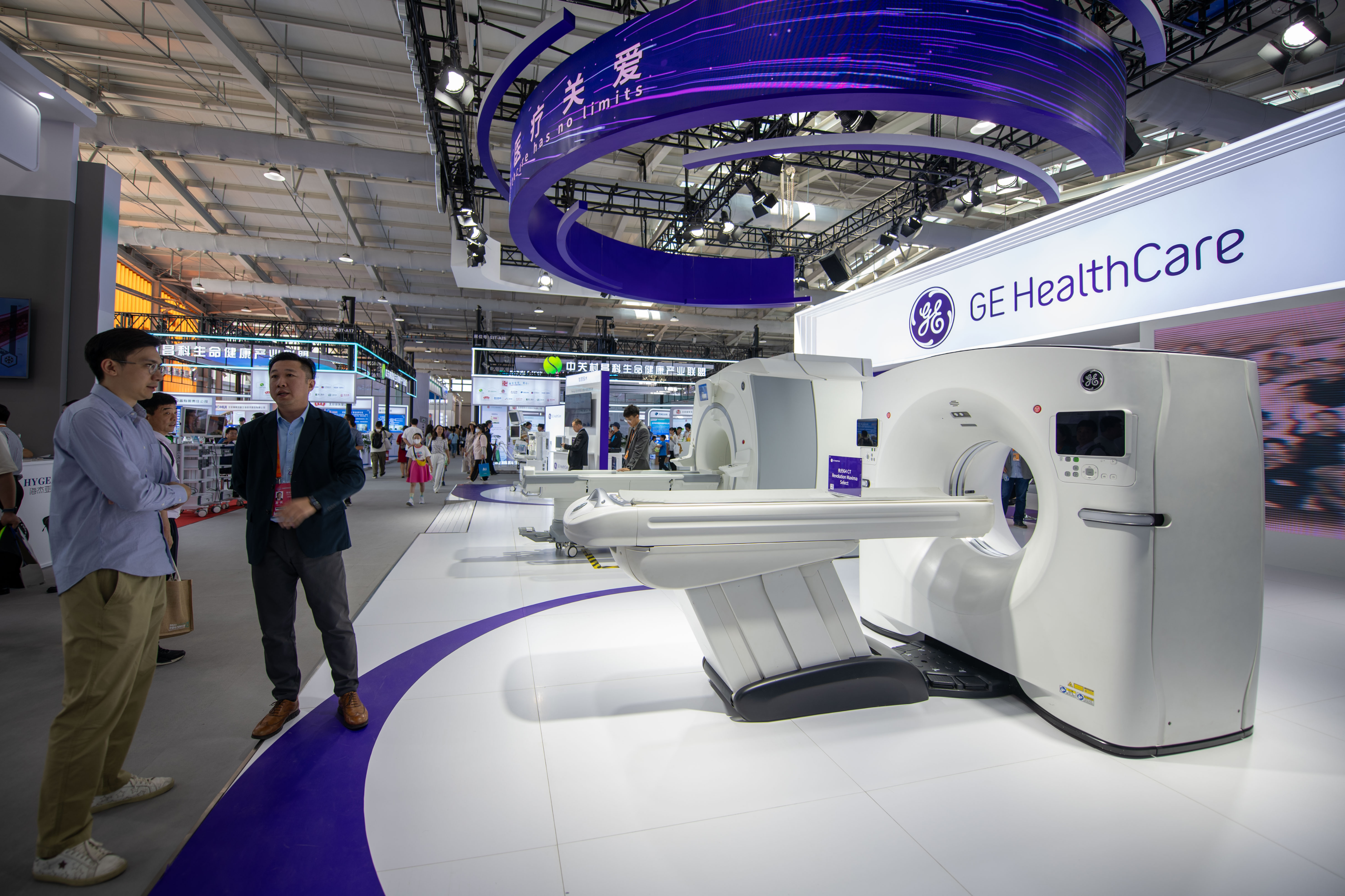 9月3日，在位于首鋼園的健康衛(wèi)生服務(wù)展區(qū)，觀眾正在參觀GE展臺(tái)。人民網(wǎng)記者 翁奇羽攝