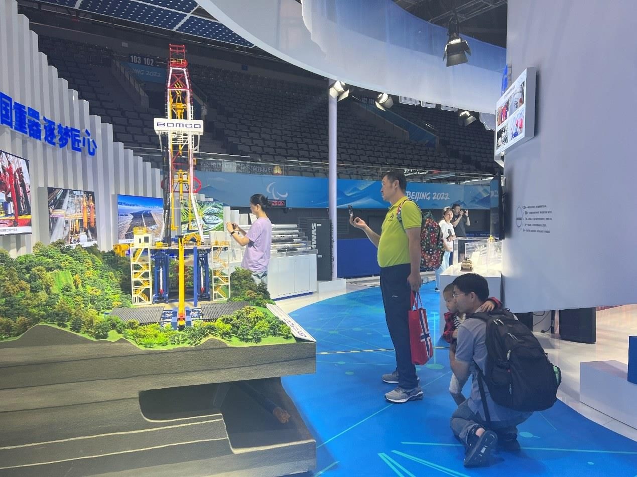 觀展群眾在國家體育館環(huán)境服務展區(qū)。人民網(wǎng) 歐陽易佳攝