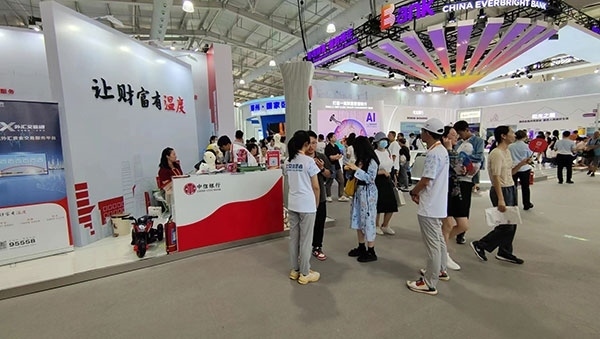 在銀行展臺，“溫度”成為了高頻詞匯。人民網(wǎng)記者 李彤攝