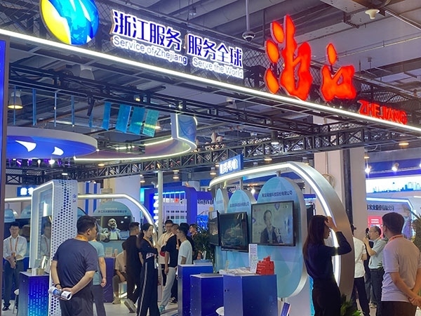 在浙江省交易團展區(qū)，數(shù)字支付技術(shù)吸引了觀展群眾的目光。人民網(wǎng)記者 李彤攝