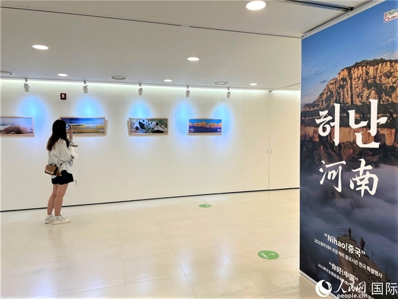 2.民眾參觀“看九曲黃河 聽華夏故事”主題展。人民網(wǎng)記者 馬菲攝