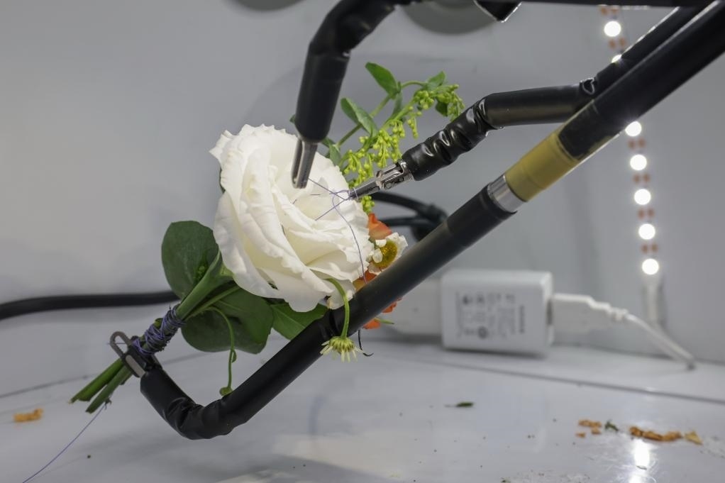 9月4日，在服貿(mào)會(huì)首鋼園區(qū)北京友誼醫(yī)院展臺(tái)，圖邁單臂腔鏡手術(shù)機(jī)器人用手術(shù)線打結(jié)。新華社記者 張玉薇 攝