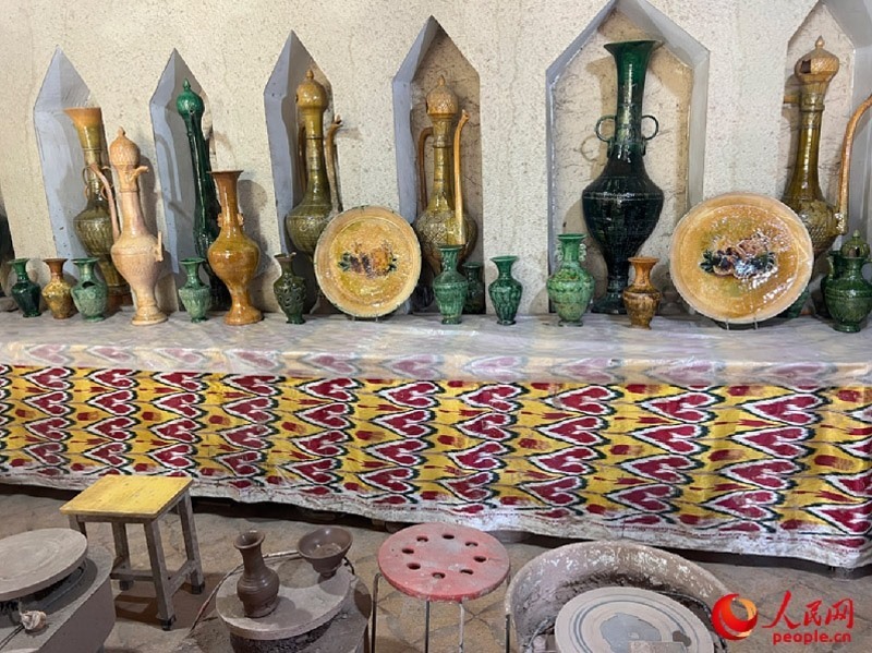 游客制作土陶體驗區(qū)。人民網(wǎng)記者 常雪梅攝