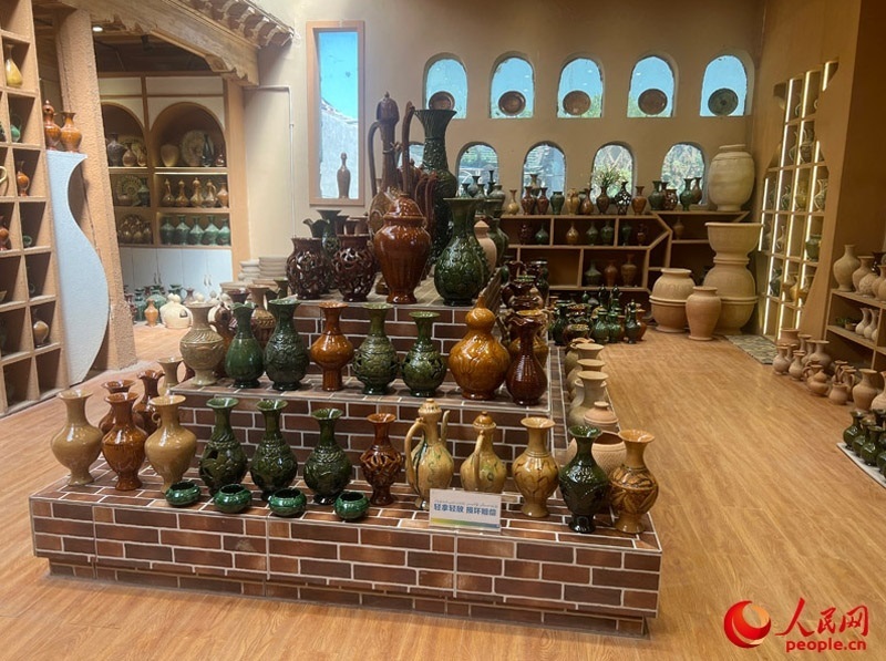 土陶展覽館內(nèi)展示的精美土陶制品。人民網(wǎng)記者 常雪梅攝