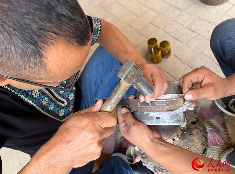 手工制作英吉沙小刀。人民網(wǎng)記者 常雪梅攝