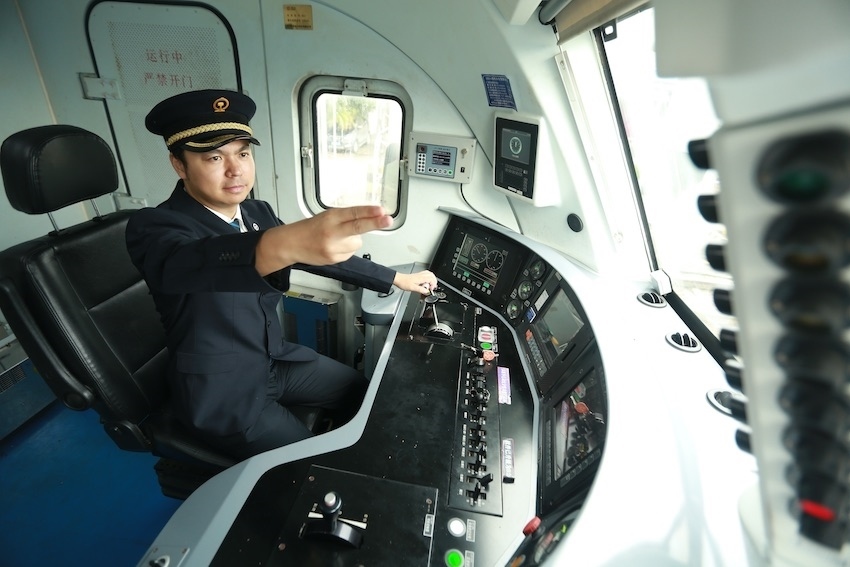 發(fā)車前，仲俊斕確認(rèn)儀表、指示燈狀態(tài)正常。成都機(jī)務(wù)段供圖