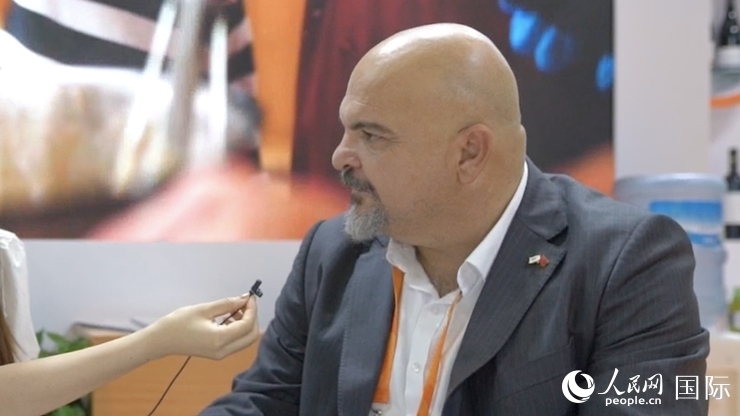 塞浦路斯首席經(jīng)濟(jì)商務(wù)參贊歐陽路接受記者采訪。人民網(wǎng) 王禹蘅攝