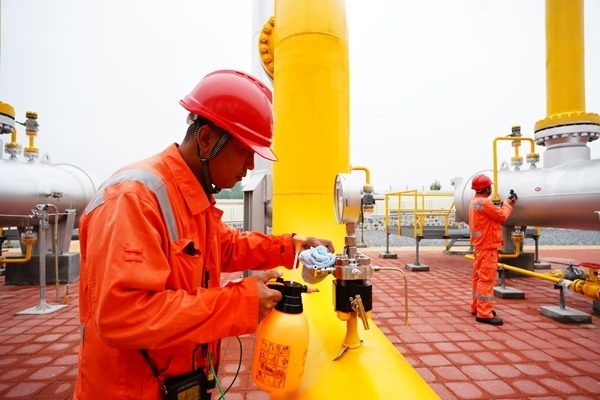 西氣東輸湖廣輸氣分公司員工在投產(chǎn)現(xiàn)場(chǎng)進(jìn)行天然氣驗(yàn)漏檢測(cè)。唐瑋峰攝