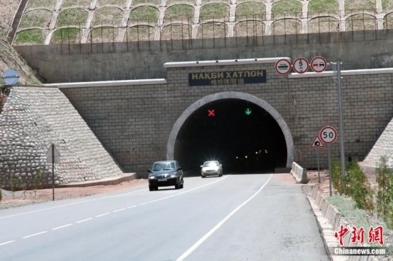 連接塔吉克斯坦南北的重要隧道之一哈特隆隧道由中國路橋承建，是塔國南北公路交通的重要干線道路，對促進(jìn)塔吉克斯坦南北交流和國民經(jīng)濟(jì)發(fā)展具有重要意義。田冰攝