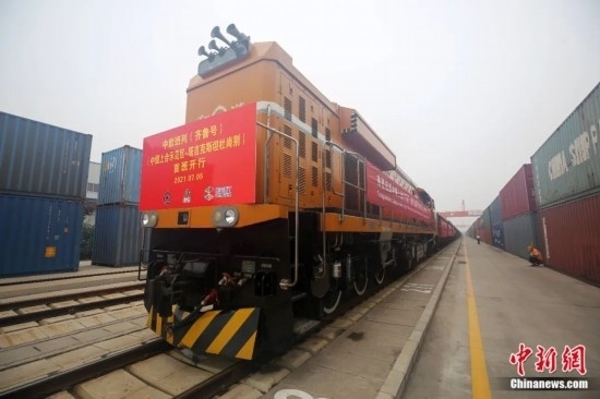 2021年7月5日，中國—上海合作組織地方經(jīng)貿(mào)合作示范區(qū)（簡稱“上合示范區(qū)”）前往塔吉克斯坦首都杜尚別的首班中歐班列（齊魯號）“上合快線”發(fā)出，從上合示范區(qū)青島多式聯(lián)運中心啟程，為中國及日本、韓國等周邊國家和地區(qū)與塔吉克斯坦經(jīng)貿(mào)往來提供了全新的物流解決方案。胡耀杰 攝