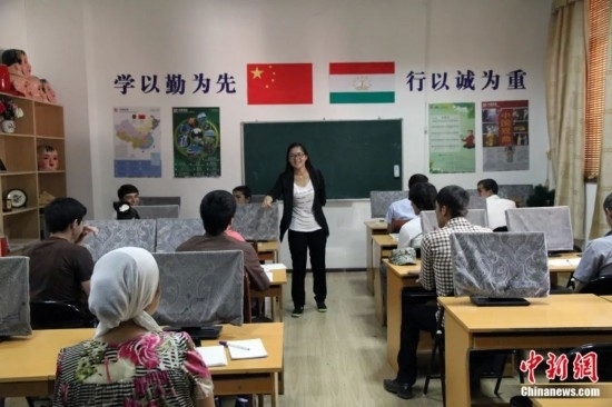 2014年，塔吉克斯坦國立民族大學(xué)的孔子學(xué)院內(nèi)，教師正在為塔吉克斯坦學(xué)生授課。田冰 攝