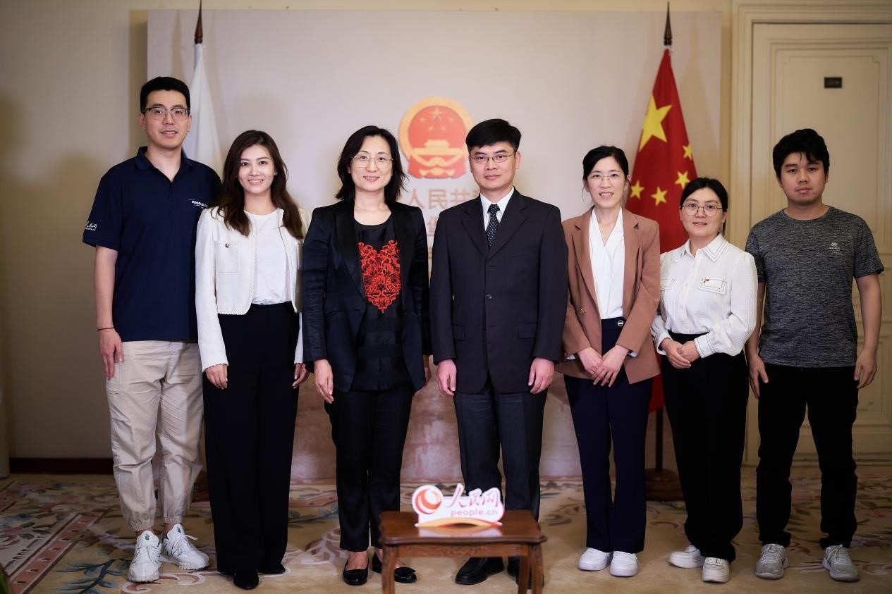 中國駐圣彼得堡副總領(lǐng)事張曉慶（左四）與人民網(wǎng)記者合影。