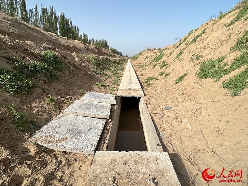 打開蓋板，可見水在寬一米、深一米的渠道內(nèi)暢通流過。人民網(wǎng)記者 常雪梅攝