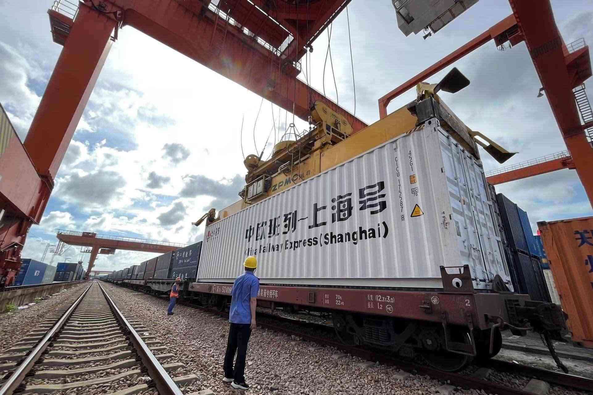 鐵路上海貨運中心閔行站貨場內(nèi)，吊機在貨運員的監(jiān)裝下進行裝車落箱作業(yè)。人民網(wǎng) 皇甫萬里攝