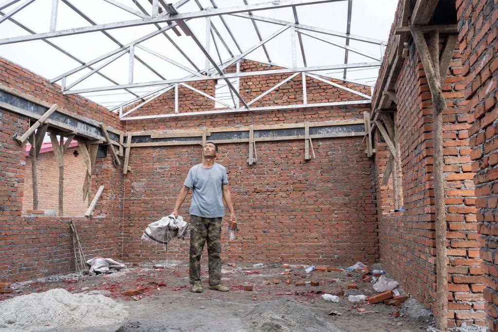 近日，在黑龍江省尚志市老街基鄉(xiāng)基豐村，村民劉環(huán)茂查看新建的房屋。新華社記者 謝劍飛 攝