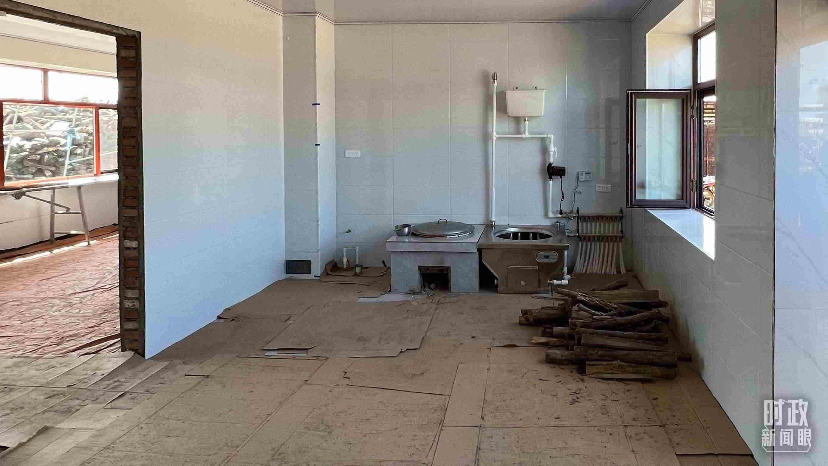 △龍王廟村內(nèi)，受災(zāi)房屋內(nèi)部正在進(jìn)行翻修。（總臺(tái)央視記者邢彬拍攝）