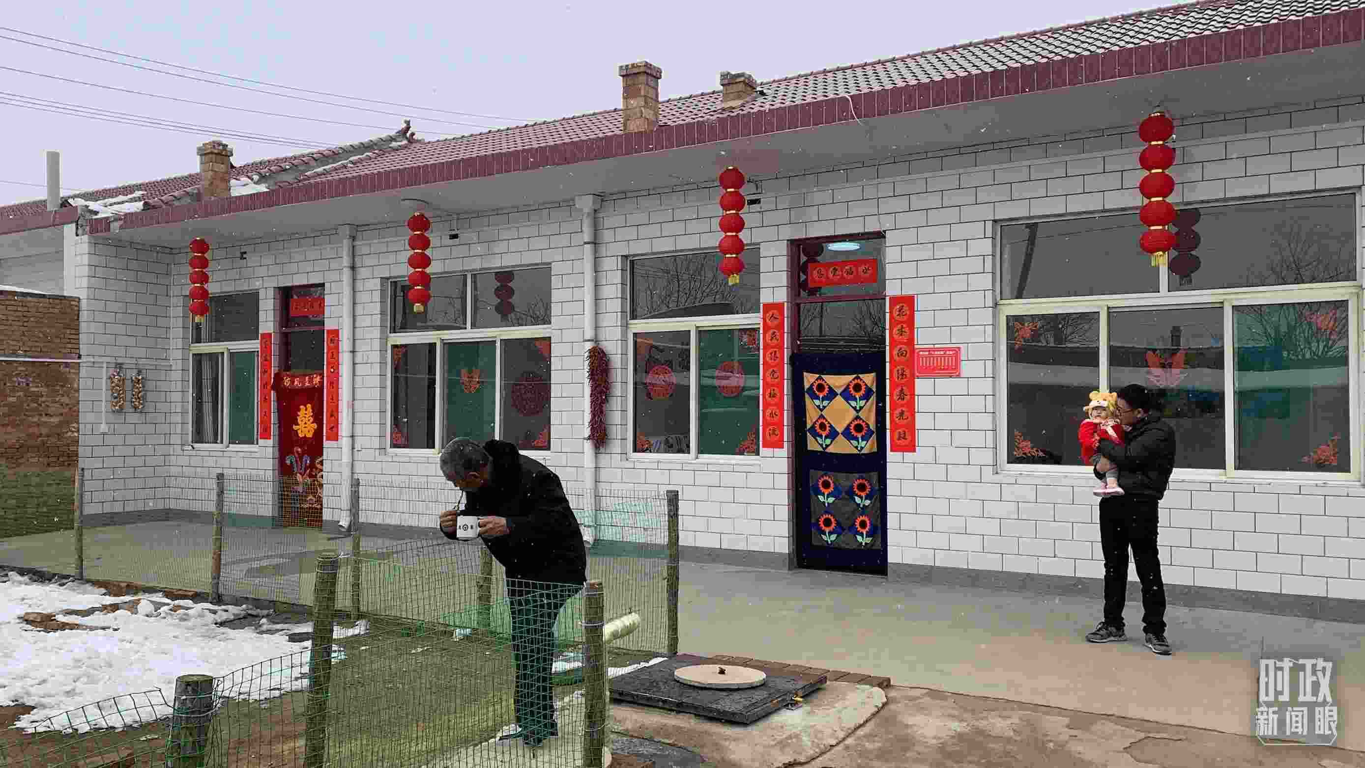 △ 當(dāng)年春節(jié)來臨之前，馮南垣村受災(zāi)村民全部搬進(jìn)了新家。（總臺(tái)央視記者段德文拍攝）