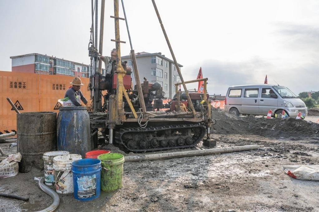 近日，在黑龍江省尚志市老街基鄉(xiāng)，施工人員正在作業(yè)。新華社記者 謝劍飛 攝