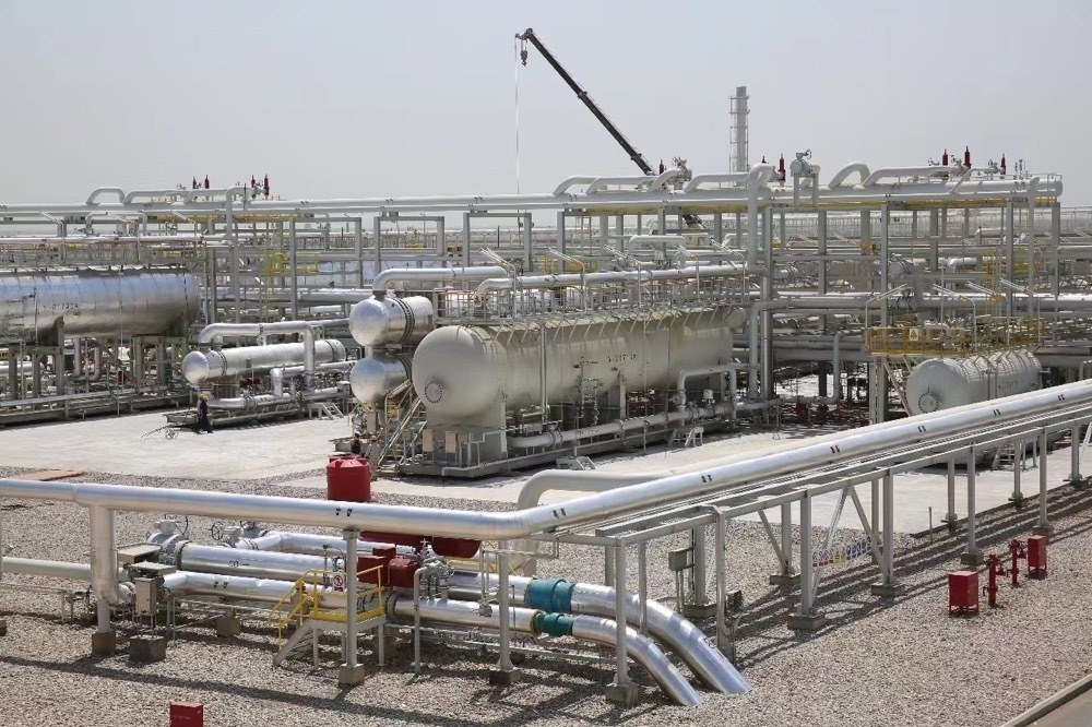 圖為位于伊拉克米桑省阿瑪拉市，由中國石油、道達(dá)爾、馬來西亞石油合資建設(shè)的哈法亞油田油氣處理站。中國石油哈法亞公司/供圖