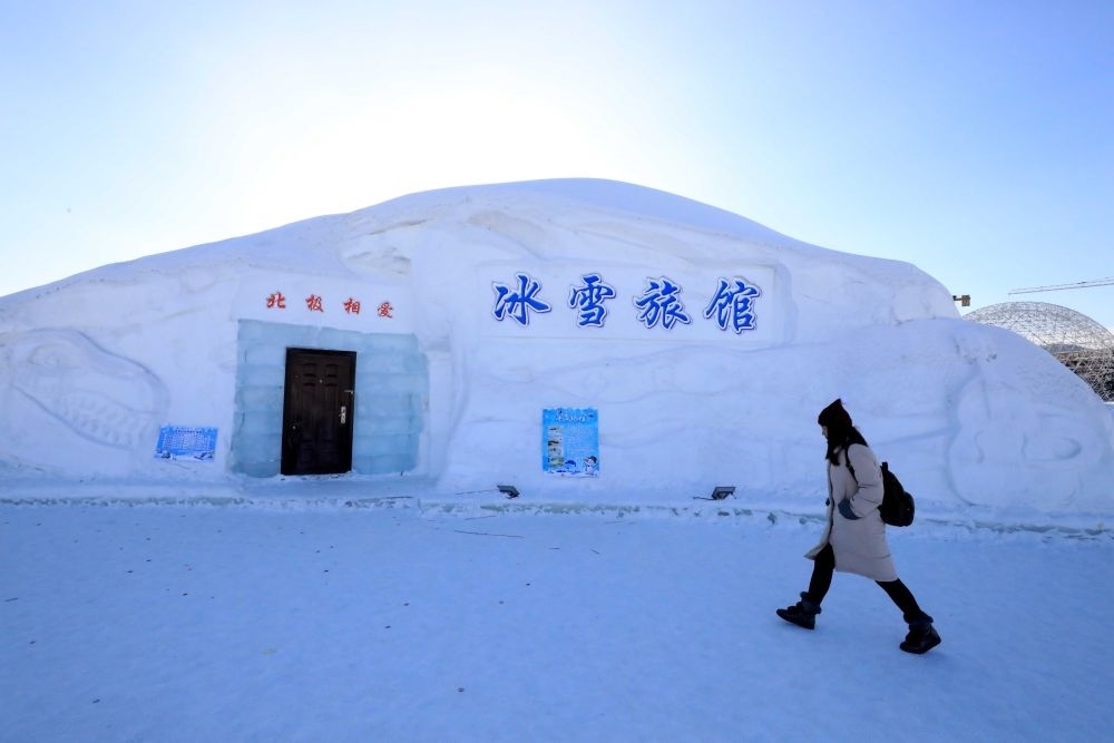 游客從北極村冰雪旅館的一個房間前走過（2018年1月31日攝）。